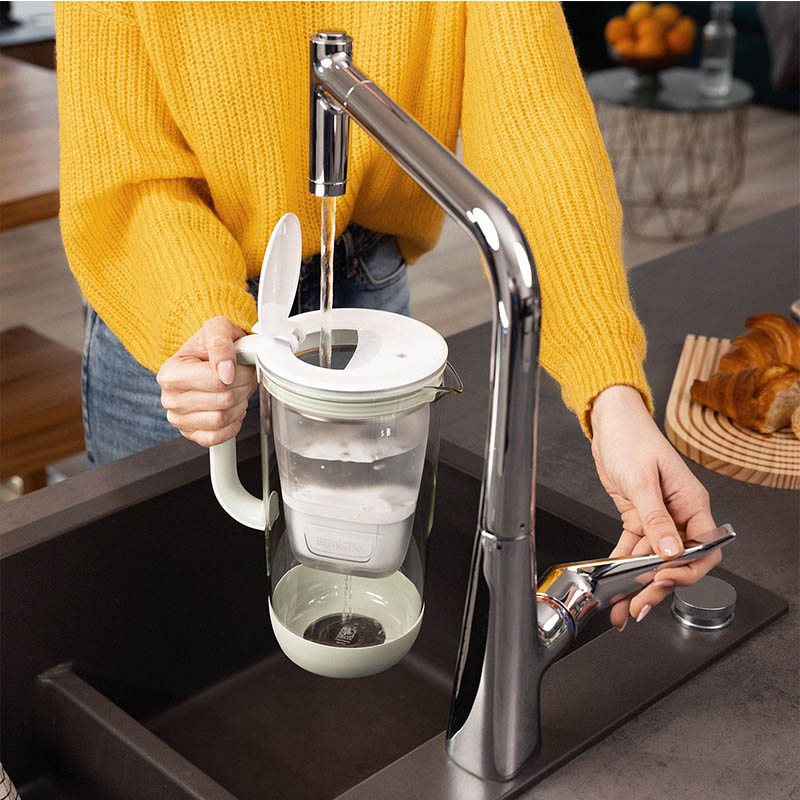 Brita Pro Limited Edition punjenje bokala vodom na sudoperu