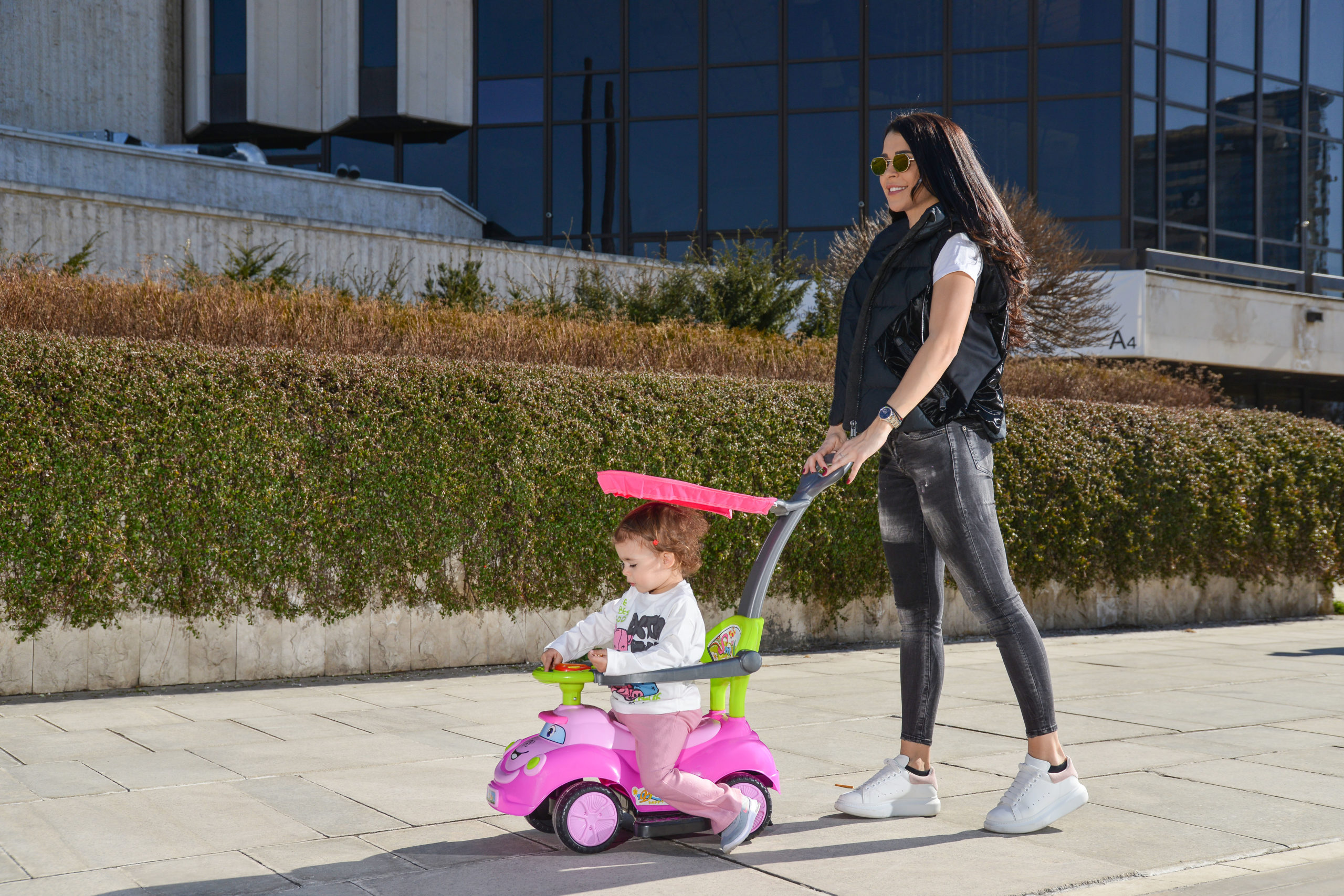 Moni dječija guralica Smile, roza – detalj 4
